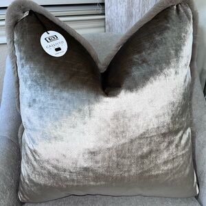 1-NWT CALLISTO HOME TEXTURED VELVET FUR TRIM DECORATIVE PILLOW